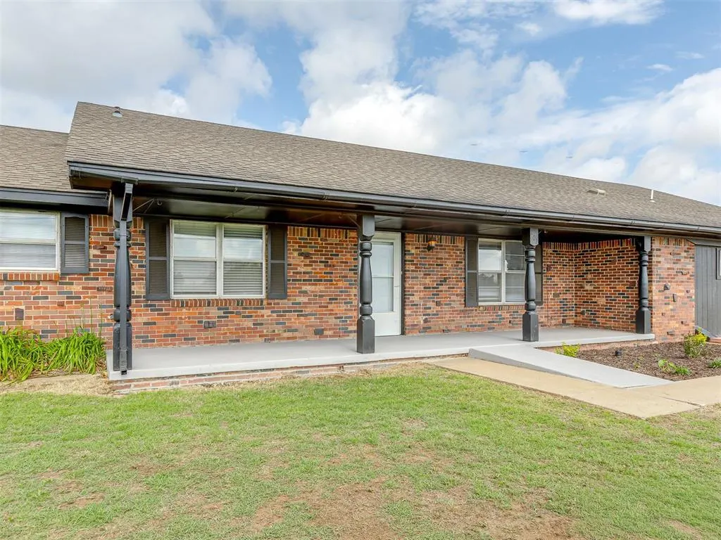 Photo 2 — 202 Walter Way, Anadarko, OK 73005