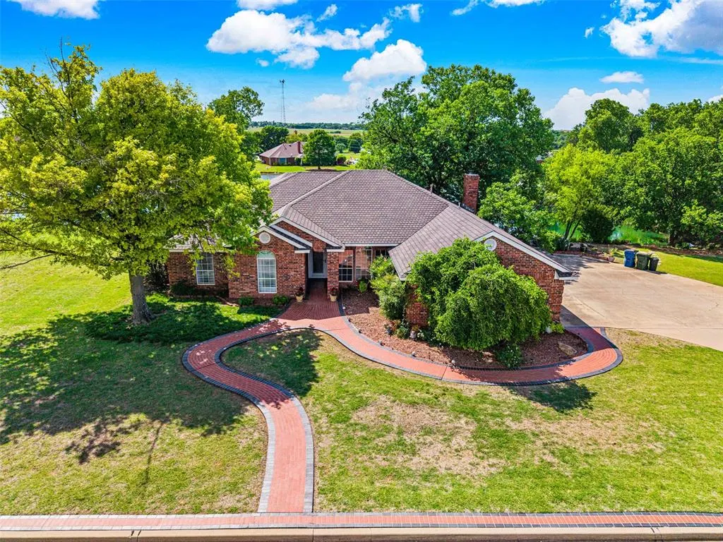 Photo 2 — 2102 Lakewood, Chickasha, OK 73018