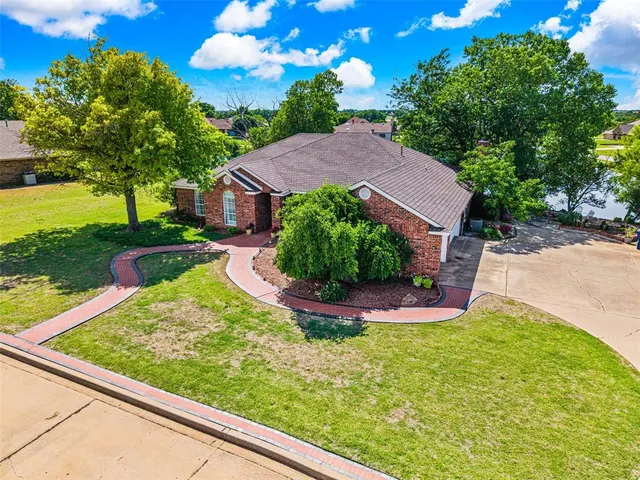 Photo 3 — 2102 Lakewood, Chickasha, OK 73018