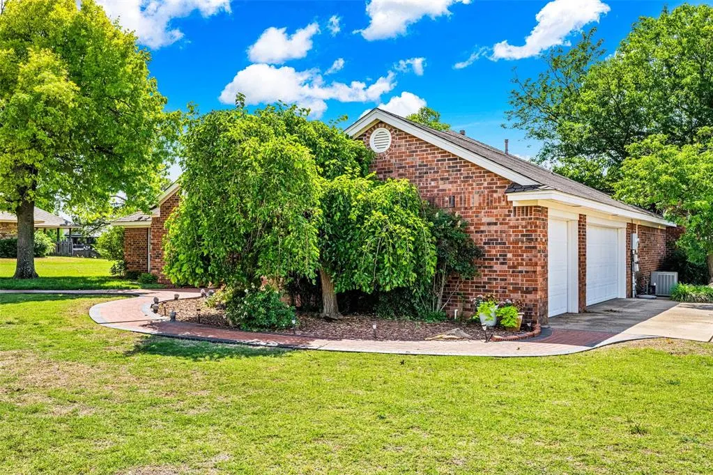Photo 14 — 2102 Lakewood, Chickasha, OK 73018