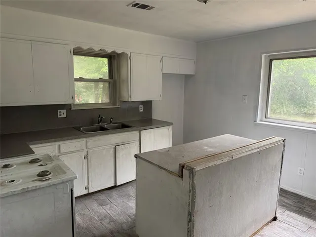 Photo 4 — 1037 Hoyt Avenue, Oklahoma City, OK 73114
