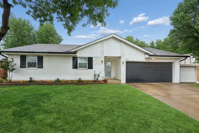 Front exterior — 313 Cherryvale Road, Edmond, OK 73003