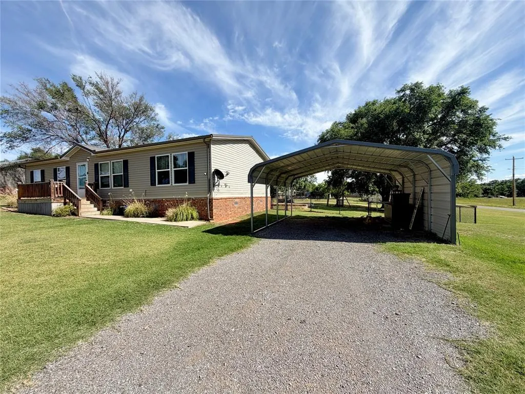 Photo 2 — 902 Banks Street, Hammon, OK 73650
