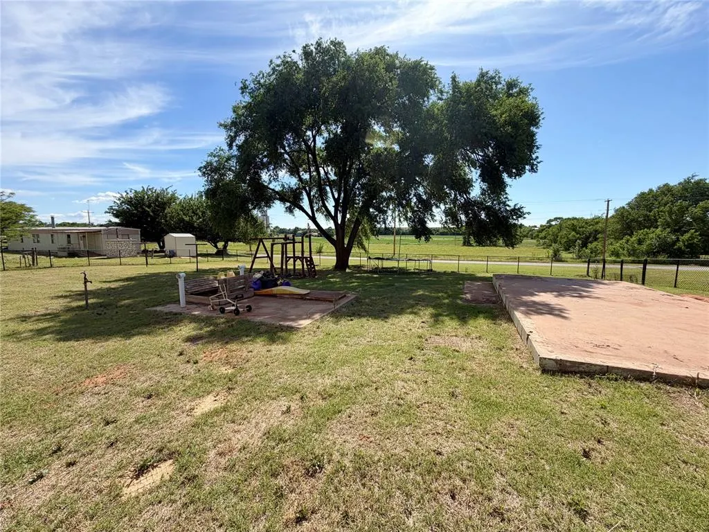 Photo 8 — 902 Banks Street, Hammon, OK 73650