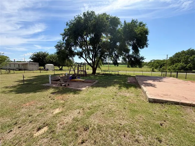 Photo 8 — 902 Banks Street, Hammon, OK 73650