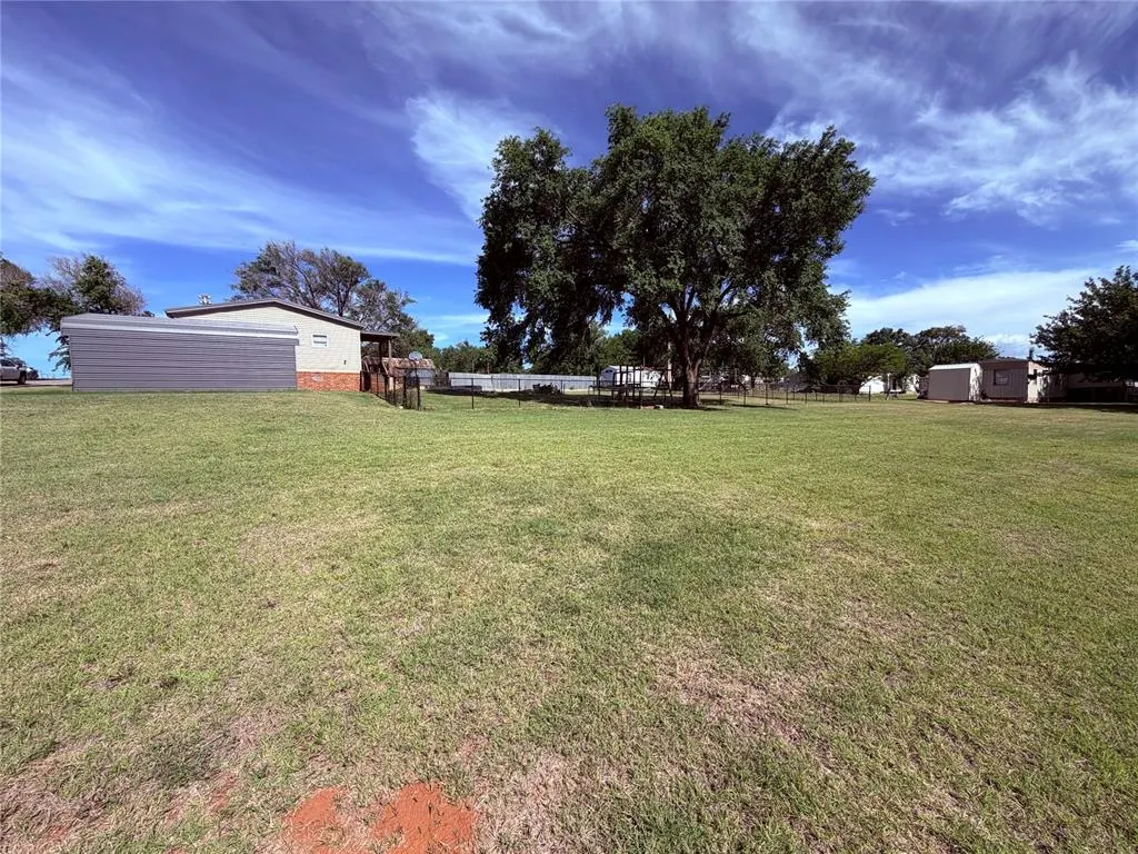 Photo 10 — 902 Banks Street, Hammon, OK 73650