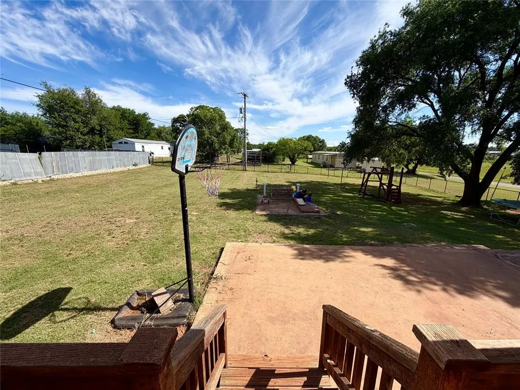 Photo 11 — 902 Banks Street, Hammon, OK 73650