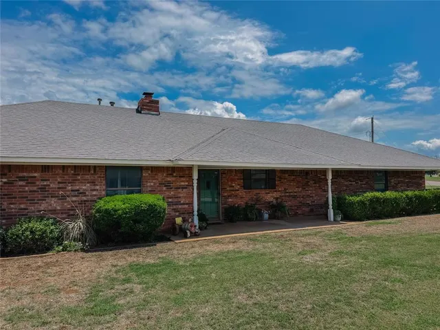 Photo 2 — 1003 N Oak, Hinton, OK 73047