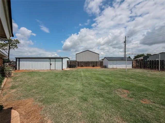 Photo 3 — 1003 N Oak, Hinton, OK 73047