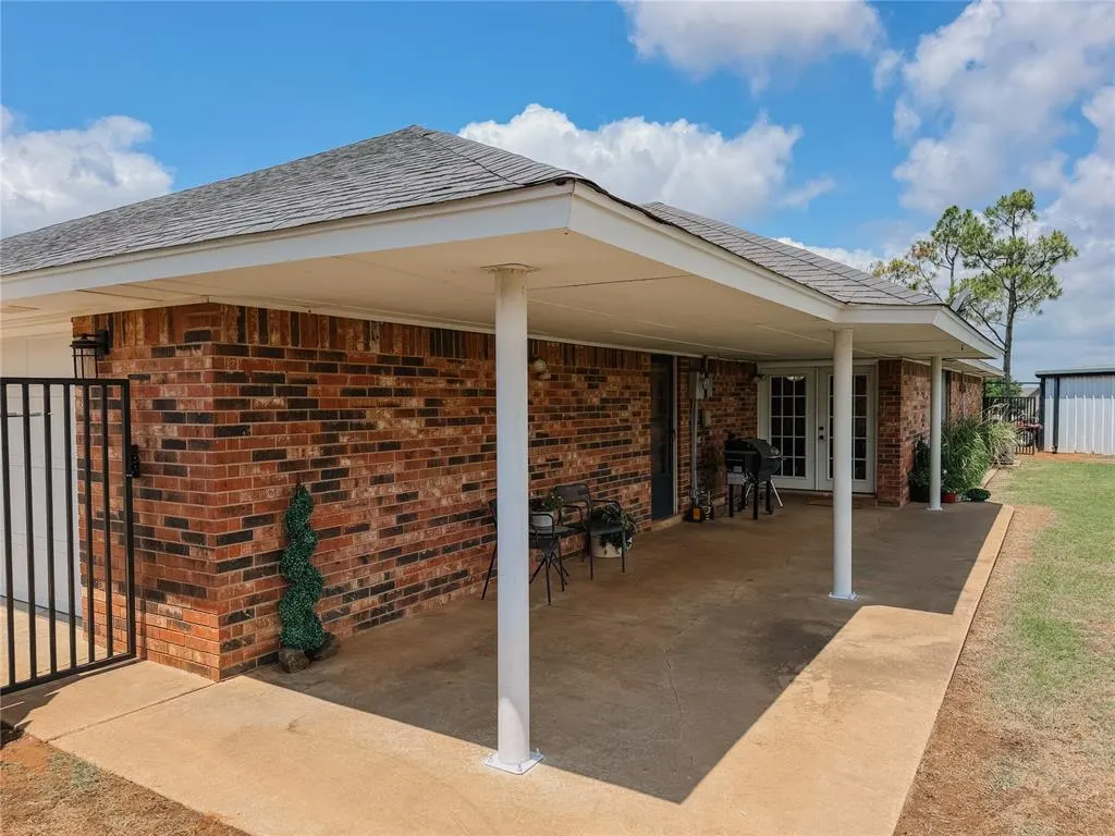 Photo 4 — 1003 N Oak, Hinton, OK 73047