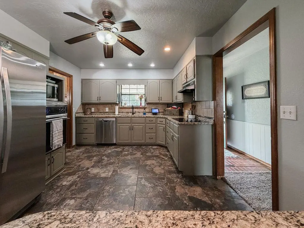 Photo 13 — 1003 N Oak, Hinton, OK 73047