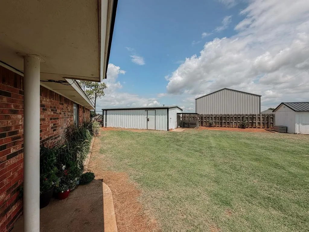 Photo 24 — 1003 N Oak, Hinton, OK 73047