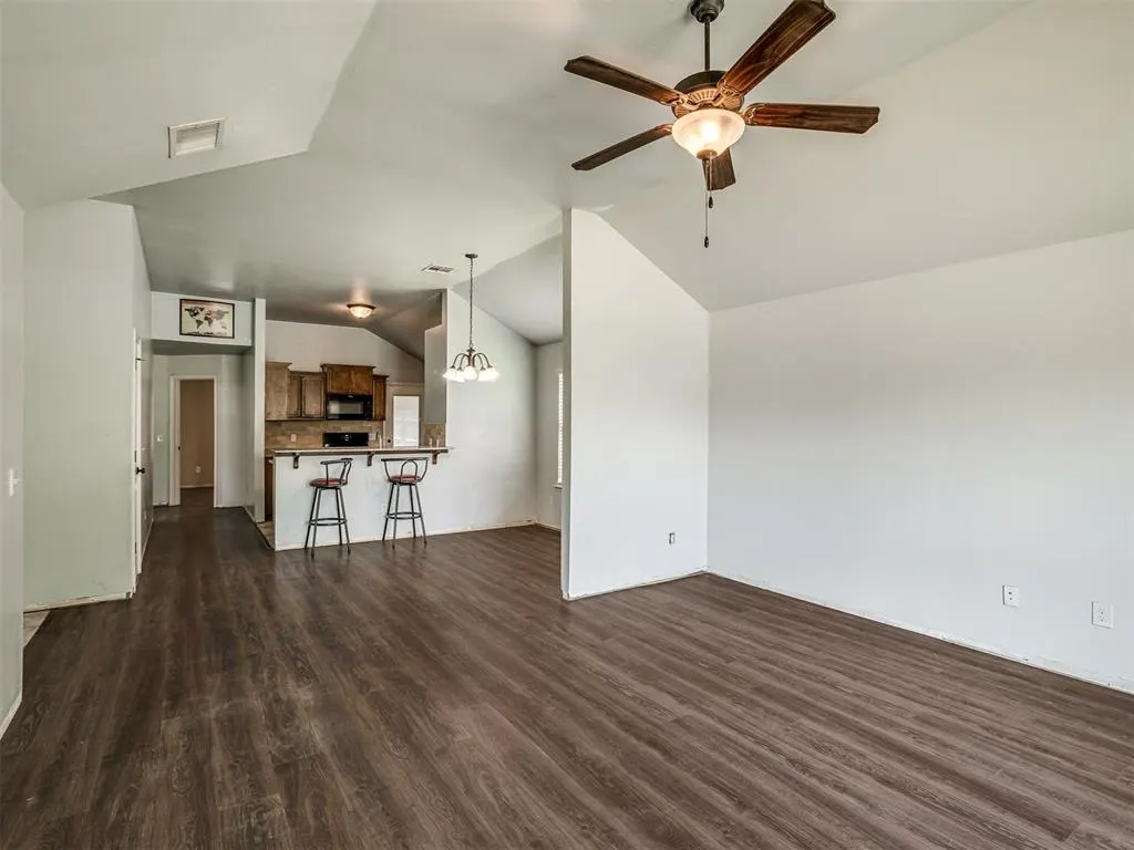 Photo 4 — 1225 Hickory Creek Drive, Yukon, OK 73099