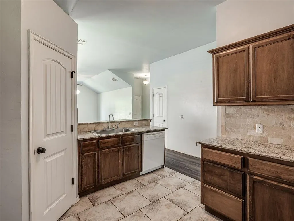Photo 13 — 1225 Hickory Creek Drive, Yukon, OK 73099