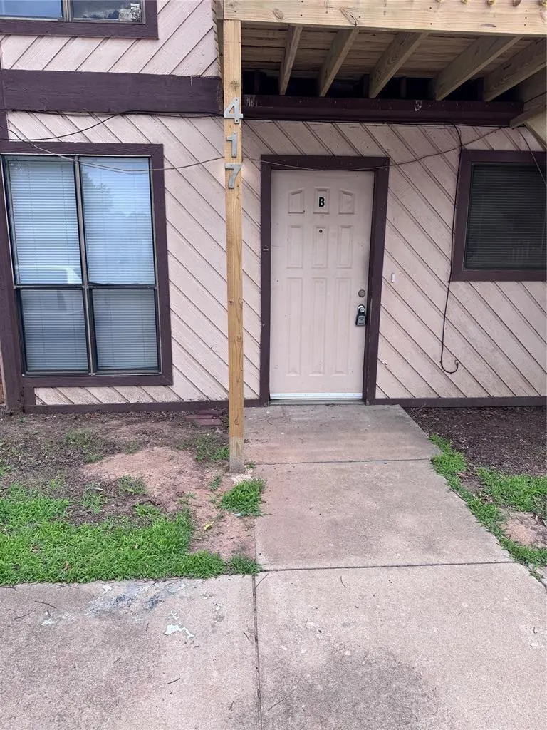 Front exterior — 417 Chartrand Avenue B, Edmond, OK 73034