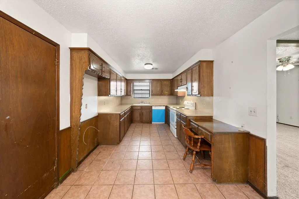 Photo 7 — 2012 E Hills Drive, Moore, OK 73160