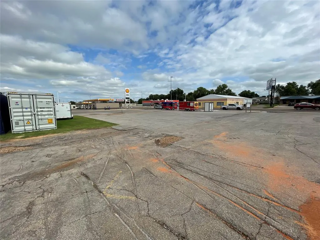 Photo 11 — 1401 W 3rd Street, Elk City, OK 73644