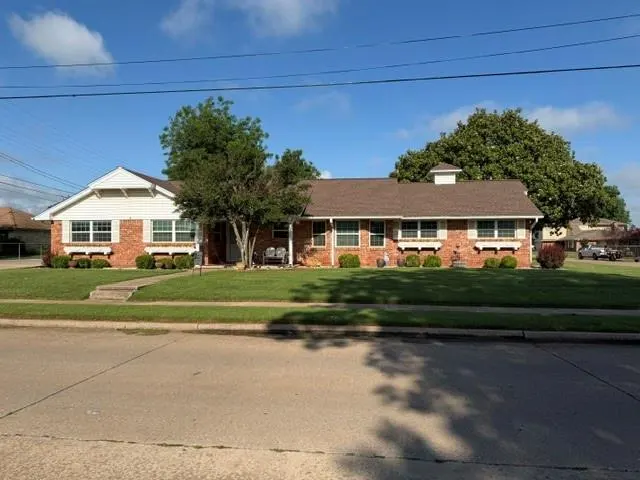 Photo 2 — 302 SW 10th Street, Lindsay, OK 73052
