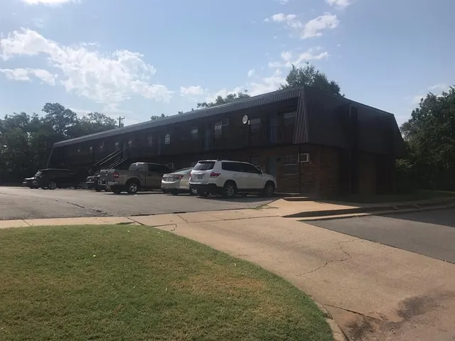 Front exterior — 624 N Broadway Avenue, Weatherford, OK 73096