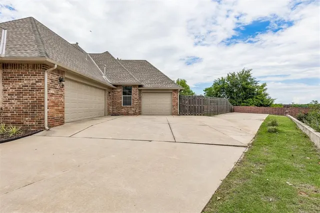 Photo 4 — 2901 Alyssum Court, Edmond, OK 73034