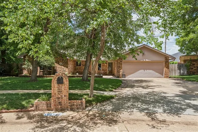 Photo 2 — 1629 Exeter Court, Oklahoma City, OK 73159
