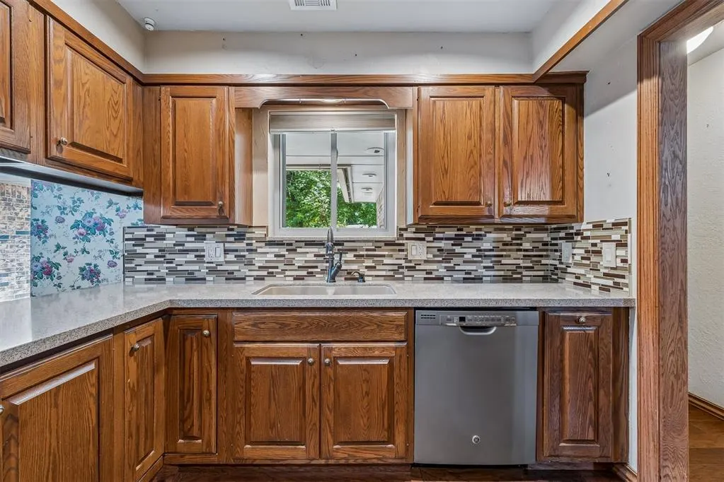 Photo 6 — 1629 Exeter Court, Oklahoma City, OK 73159