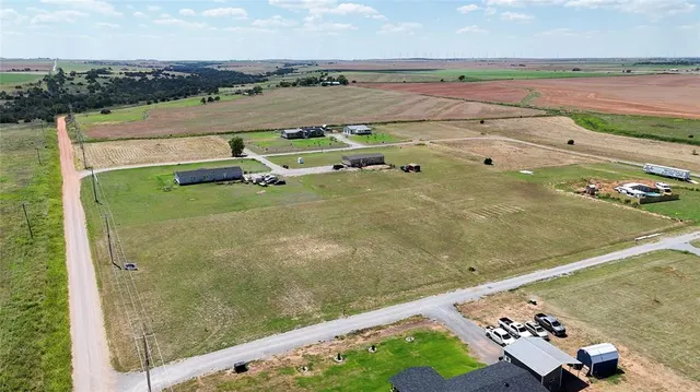 Photo 3 — 228 W Hydro Hills Road, Hydro, OK 73048