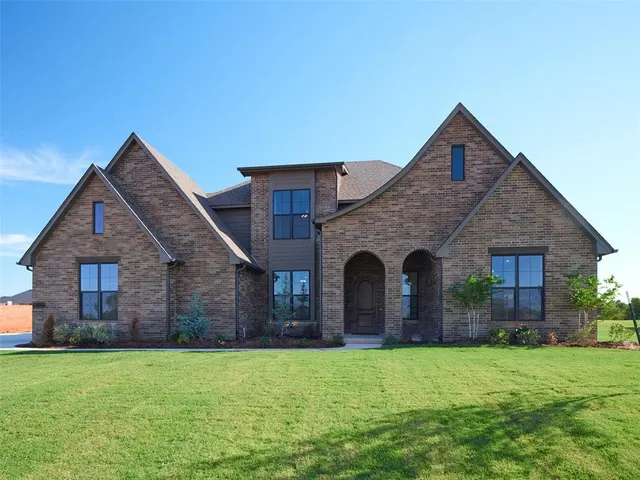 Photo 2 — 1808 Maplewood Lane, Norman, OK 73071