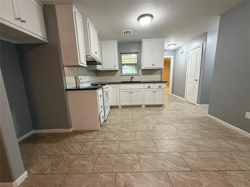 Photo 9 — 112 SW 39th Street, Oklahoma City, OK 73109