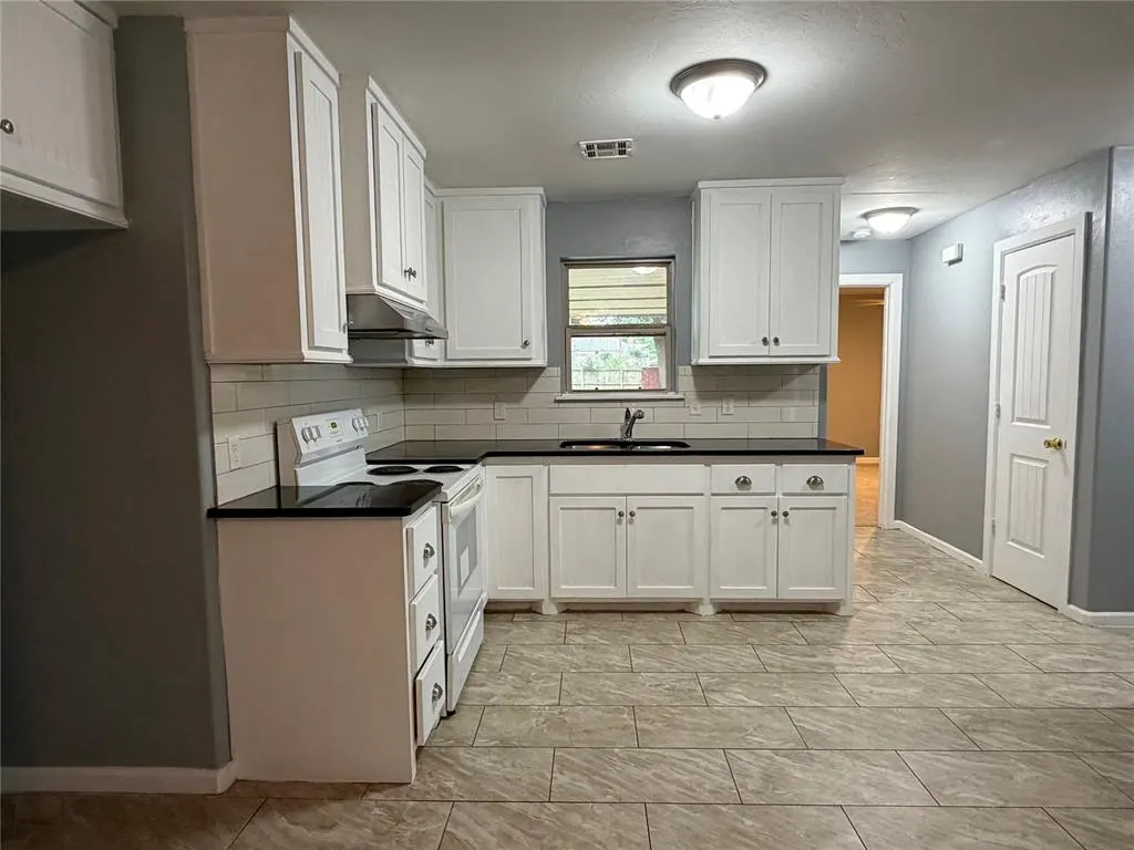 Photo 10 — 112 SW 39th Street, Oklahoma City, OK 73109