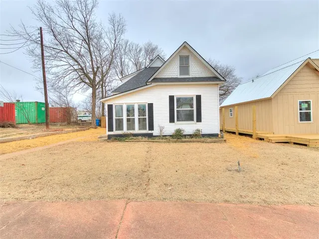 Front exterior — 219 W 9th Street, Chandler, OK 74834