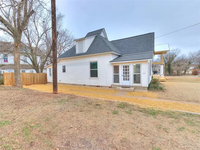 Photo 4 — 219 W 9th Street, Chandler, OK 74834