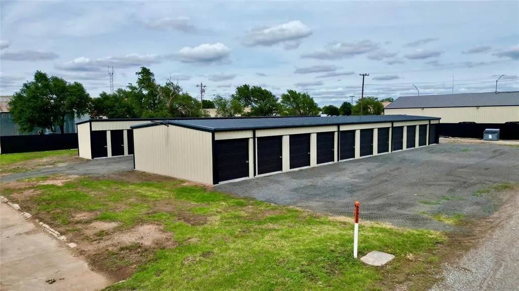 Front exterior — 121 Mitchell Street, Altus, OK 73521