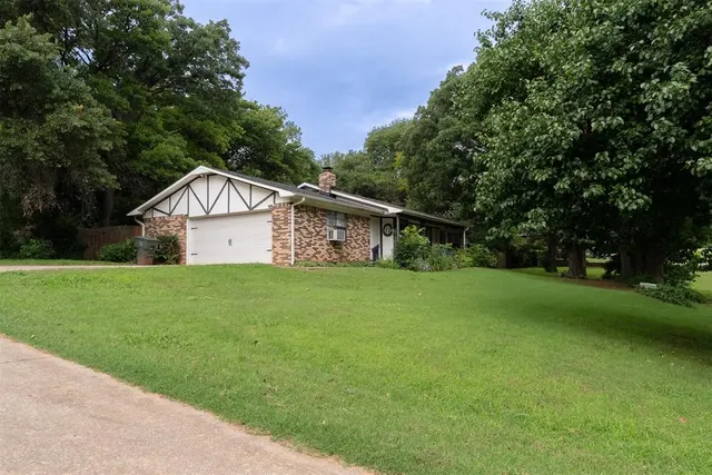 Front exterior — 2900 W Wildwood Drive, Pauls Valley, OK 73075