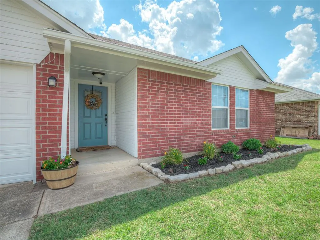 Photo 2 — 1928 Parkside Drive, Moore, OK 73160