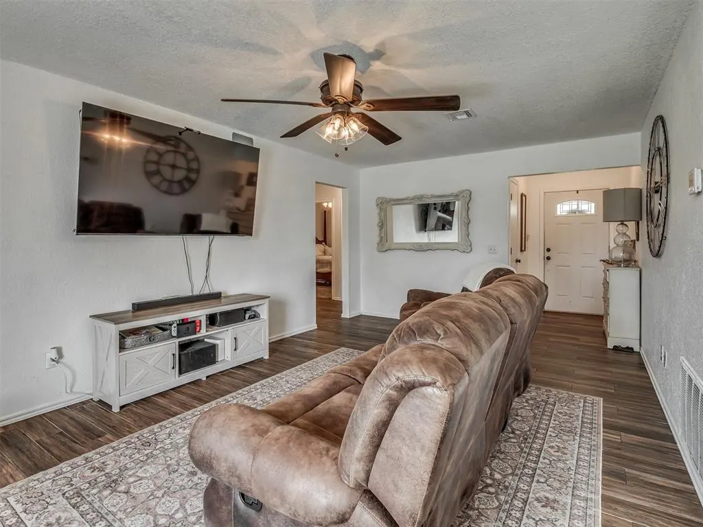 Photo 9 — 1928 Parkside Drive, Moore, OK 73160