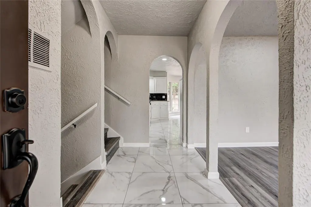 Photo 3 — 8009 Golden Oaks Road, Oklahoma City, OK 73127