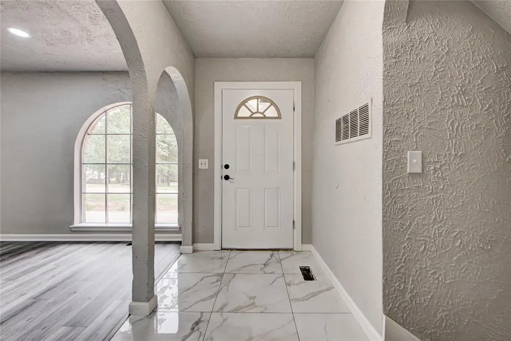 Photo 4 — 8009 Golden Oaks Road, Oklahoma City, OK 73127