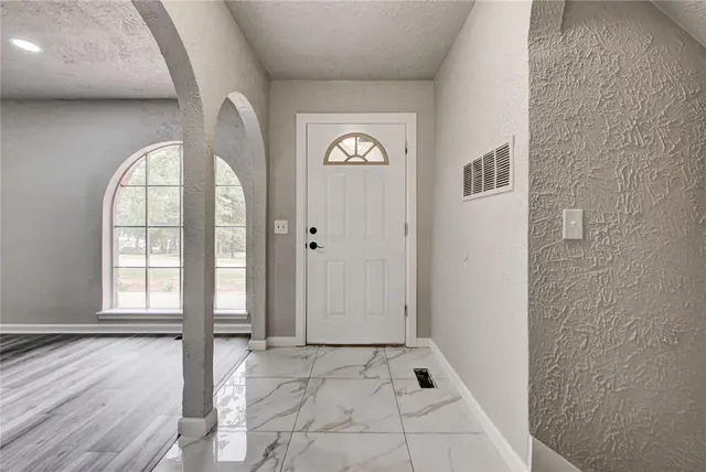 Photo 4 — 8009 Golden Oaks Road, Oklahoma City, OK 73127