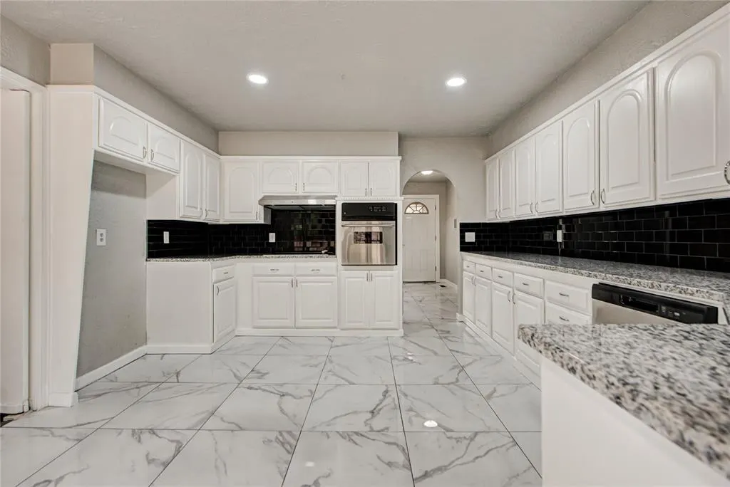 Photo 12 — 8009 Golden Oaks Road, Oklahoma City, OK 73127
