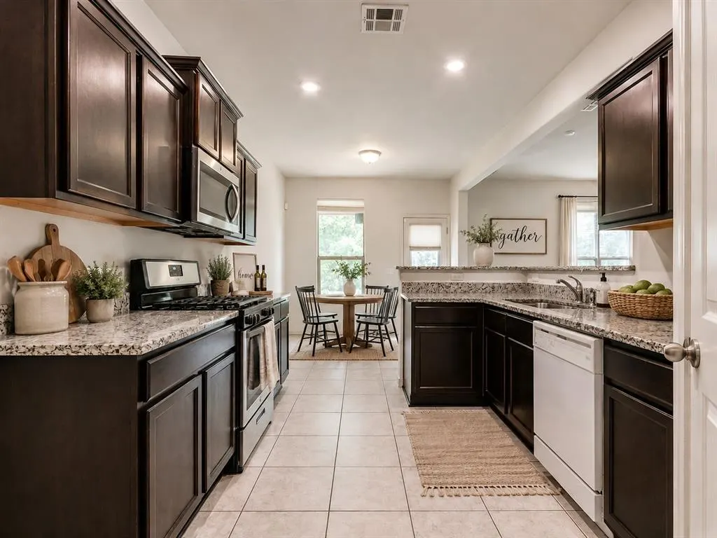 Photo 11 — 10812 SW 33rd, Yukon, OK 73099