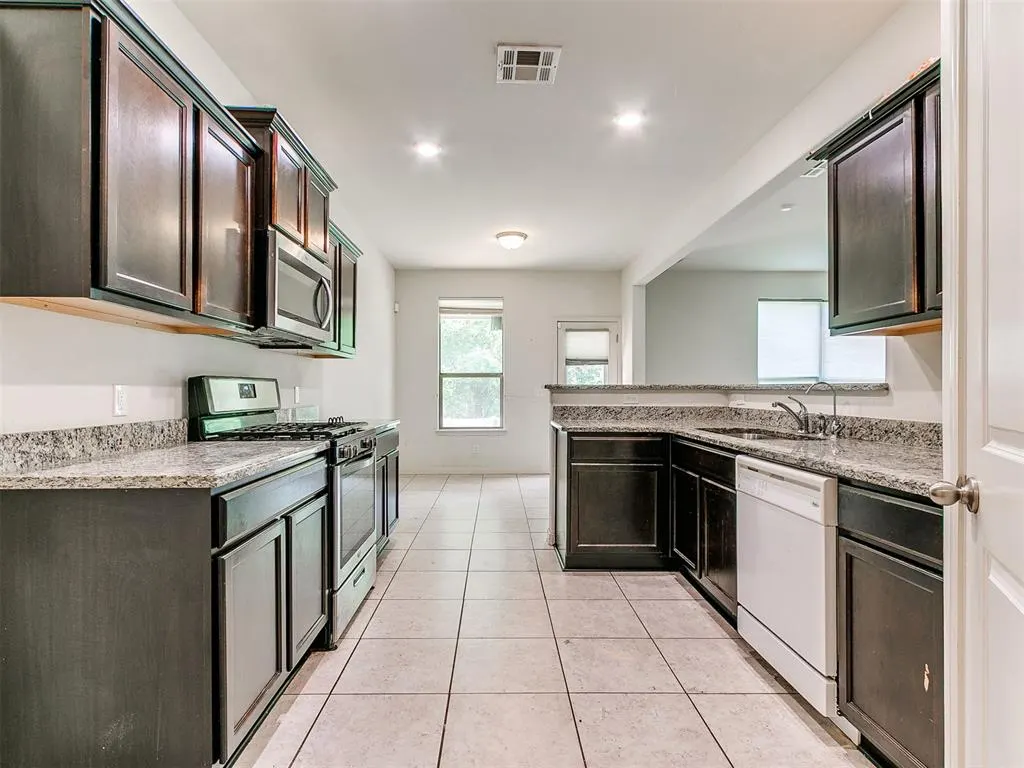 Photo 12 — 10812 SW 33rd, Yukon, OK 73099
