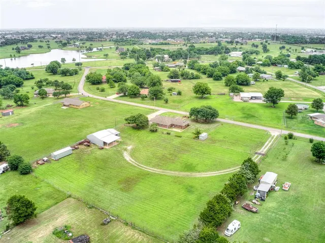 Photo 2 — 5740 Willow Brook Lane, Norman, OK 73069