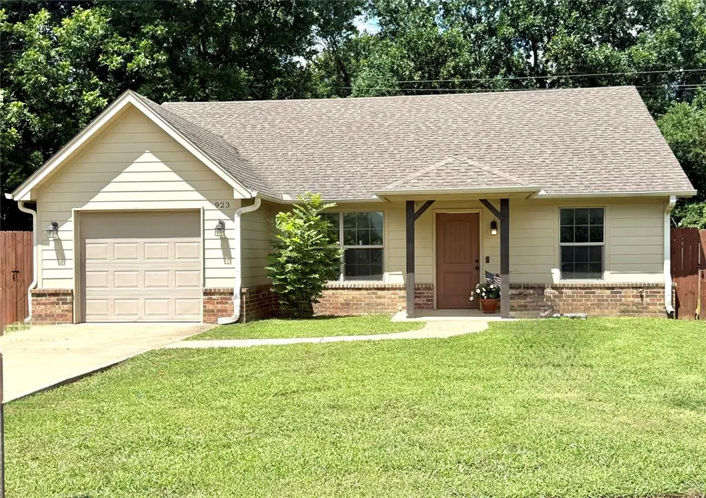 Front exterior — 923 N Summer Tree Drive, Ada, OK 74820