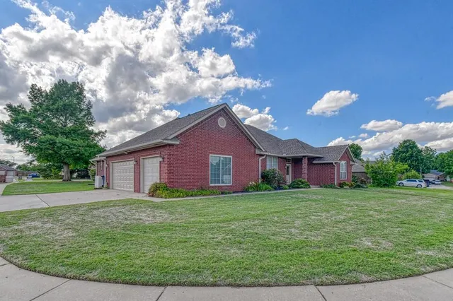 Photo 3 — 9605 S Hillcrest Drive, Oklahoma City, OK 73159