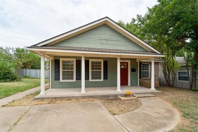 Photo 3 — 313 E Clegern Avenue, Edmond, OK 73034