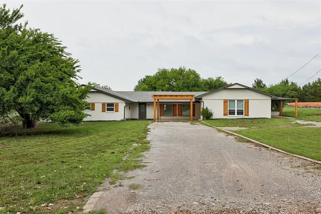 Photo 2 — 511 Highland Hills Drive, Edmond, OK 73034