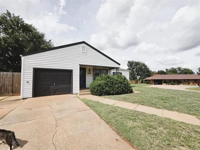 Photo 2 — 523 E Arlington Avenue, Weatherford, OK 73096