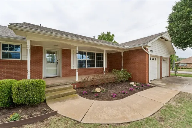 Photo 2 — 920 NW 32nd Street, Moore, OK 73160