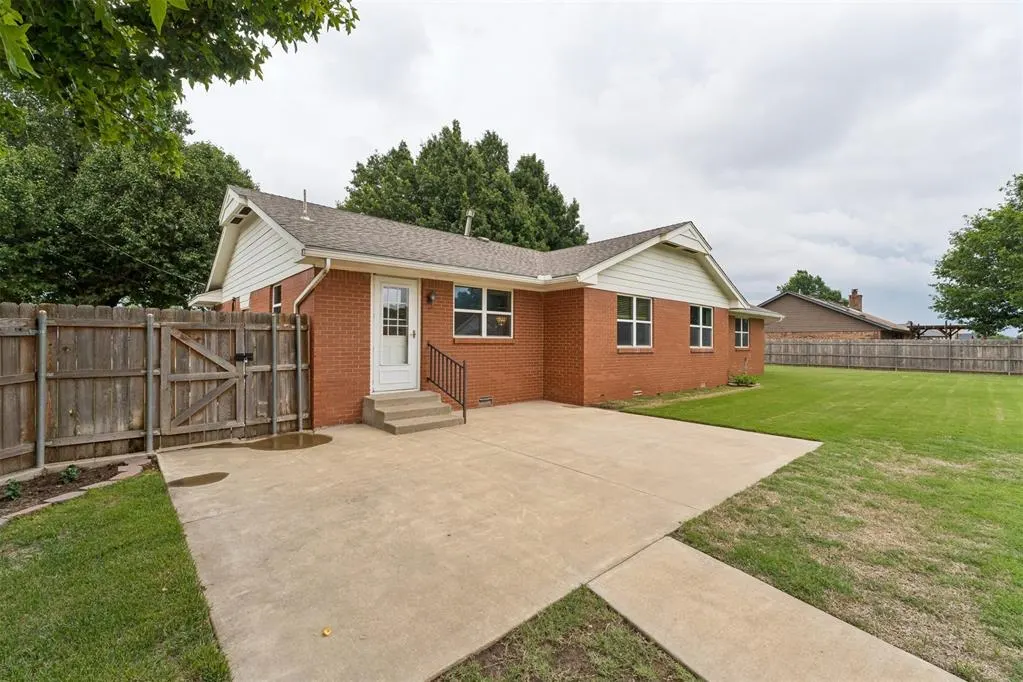 Photo 41 — 920 NW 32nd Street, Moore, OK 73160